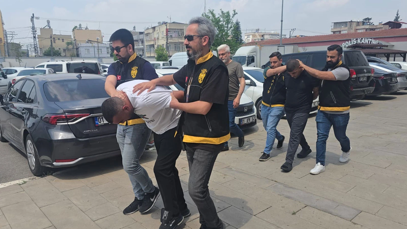 Park halindeki 4 otomobilden 450 bin lira ve 1000 avro çalındı