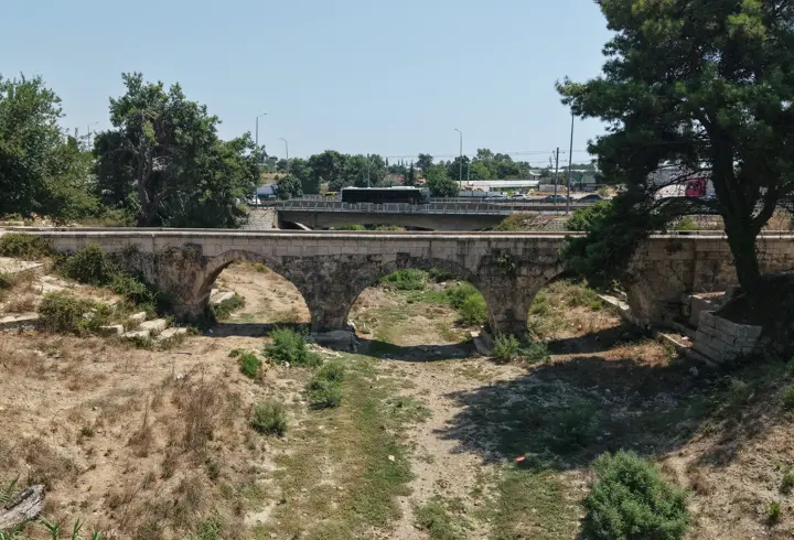 İki medeniyetin izini taşıyan 800 yıllık köprü