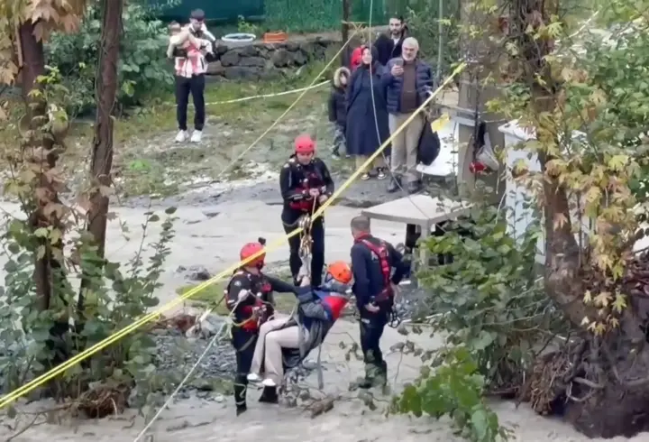 Sapanca’da Mahsur Kalan 2’si Çocuk 8 Kişiyi AFAD Kurtardı