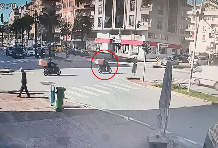 Kazada motosiklet sürücüsü minibüsün altında kalmaktan son anda kurtuldu