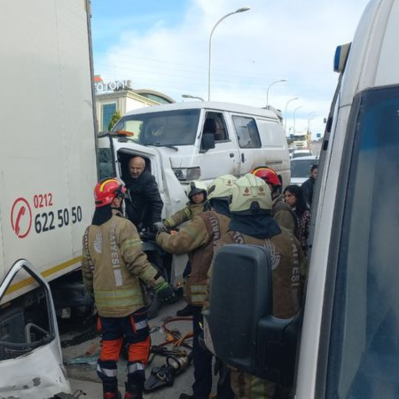 Bağcılarda çekici kontrolden çıktı: 4 yaralı 
