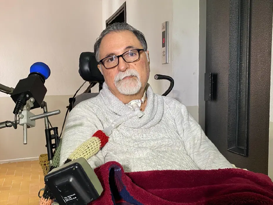 Yeni yönetmelikle birlikte eve hapsoldu. Yaşlı adam evden dışarı çıkamıyor