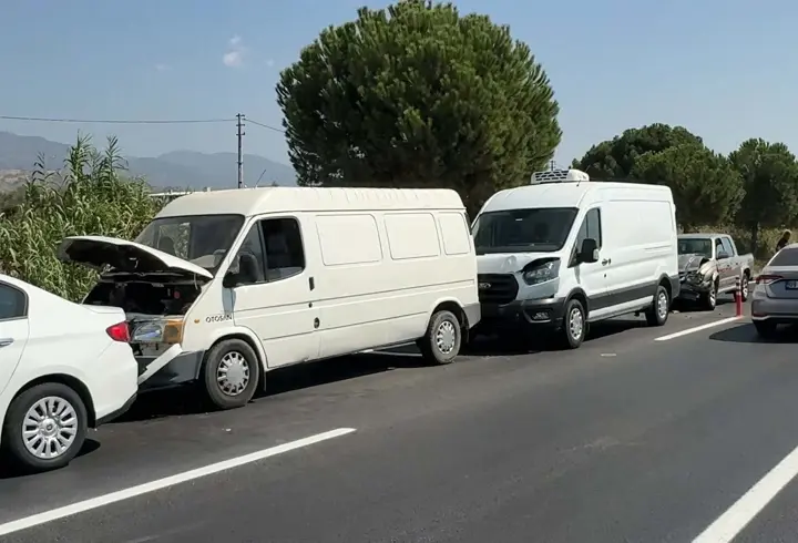 4 aracın karıştığı kazada anne ve 3 aylık bebeği yaralandı