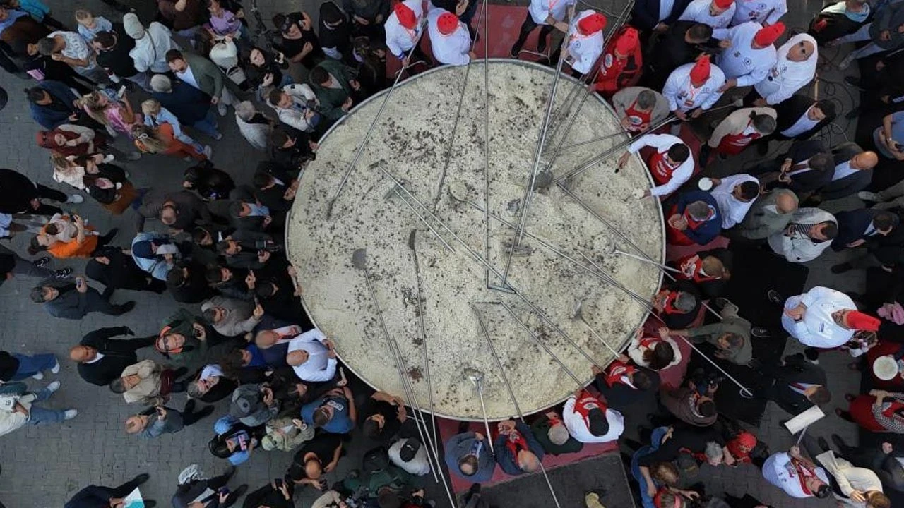 Türkiye'nin en büyük tenceresinde 6 ton pilav pişirildi