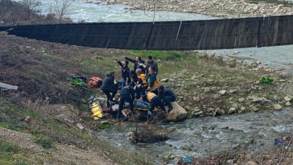 Fotoğraf çekilirken dehşeti yaşadılar: Devrilen köprüden Karasu Çayı'na uçtular