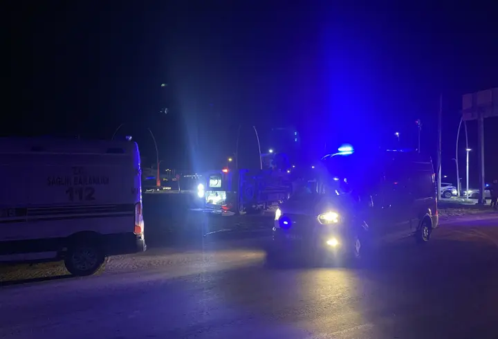 Manisa’da otomobille çarpışan ambulans devrildi: 5 yaralı