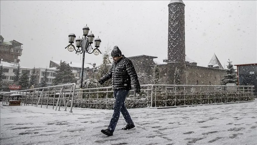 Hafta sonu yurdun batısı yağmurlu, doğusu kar yağışlı geçecek