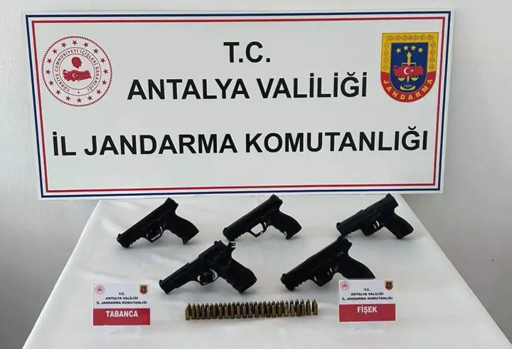 Şok yol uygulamasında 5 ruhsatsız tabanca ele geçirildi