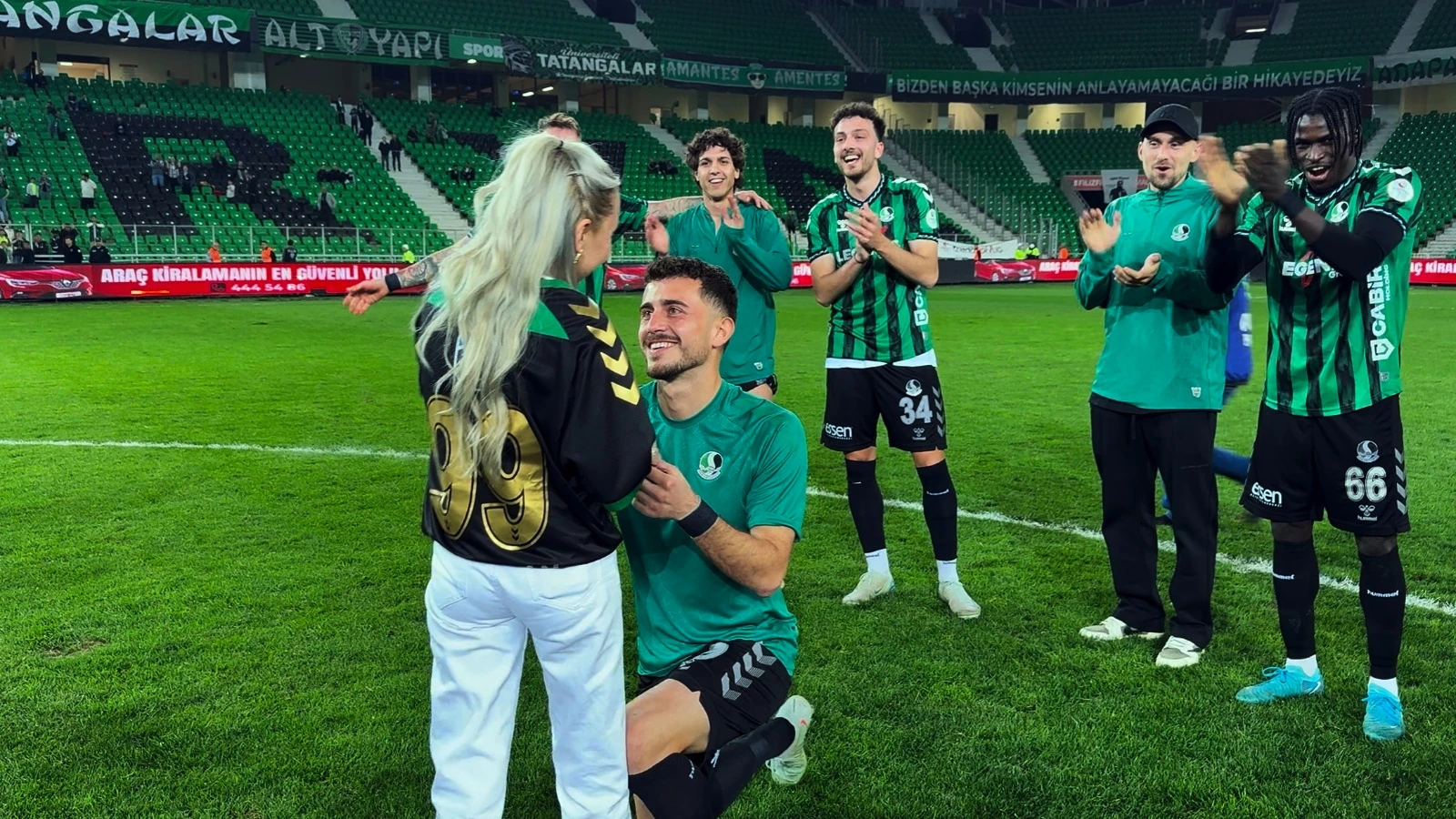 Sakaryasporlu futbolcudan yeşil sahada evlenme teklifi