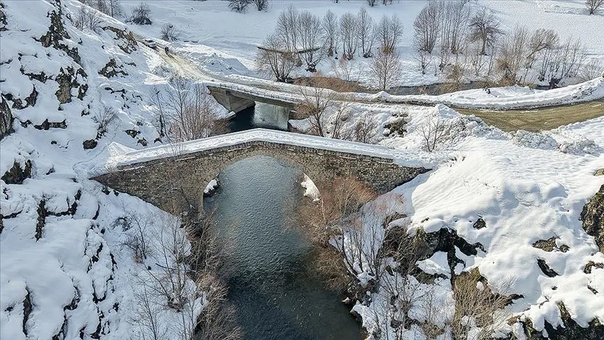 Hakkari'de tarihi yapılar kar manzarasıyla görüntülendi