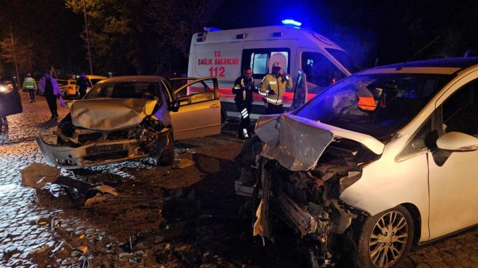 Edirne'de iki otomobil çarpıştı, ortalık savaş alanına döndü: Yaralılar var