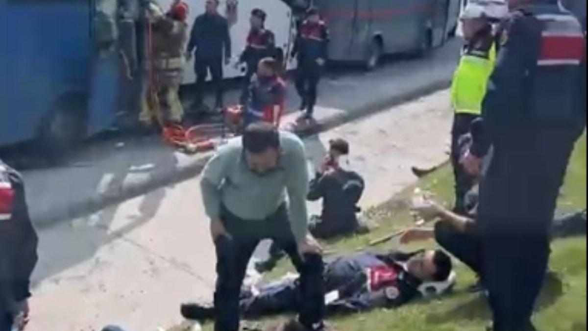 İstanbul'da 4 cezaevi sevk aracı kaza yaptı: Çok sayıda jandarma yaralı