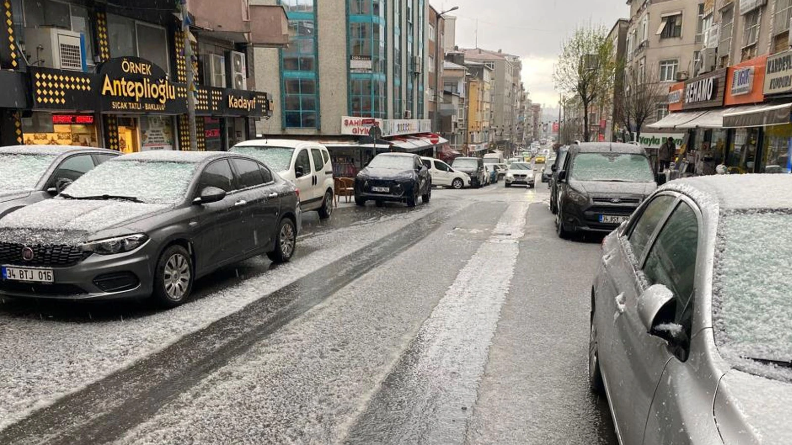 İstanbul'un bazı ilçelerinde sağanak ve dolu etkili oluyor