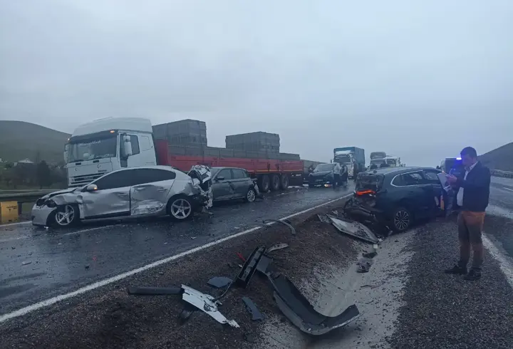 Yolcu otobüsü 10 araca çarparak durabildi: 7 yaralı