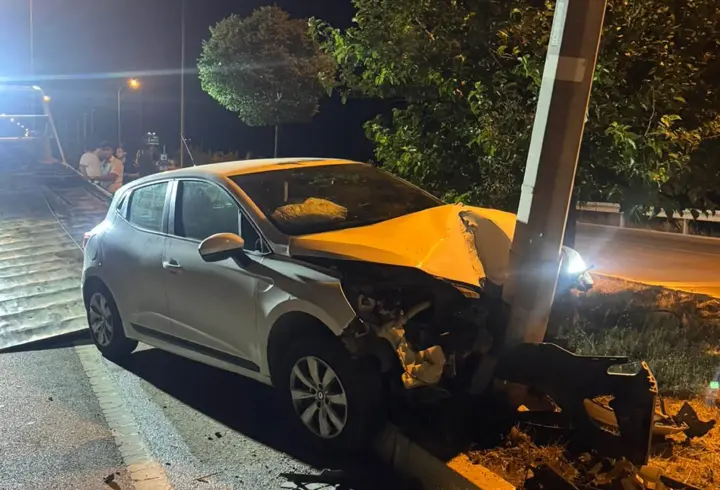 Aydınlatma Direğine Çarpan Otomobildeki Kazada 4 Kişi Yaralandı