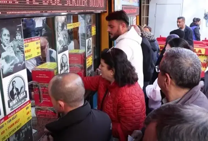 Yılbaşına sayılı günler kaldı: 'Nimet Abla' önünde yoğunluk!