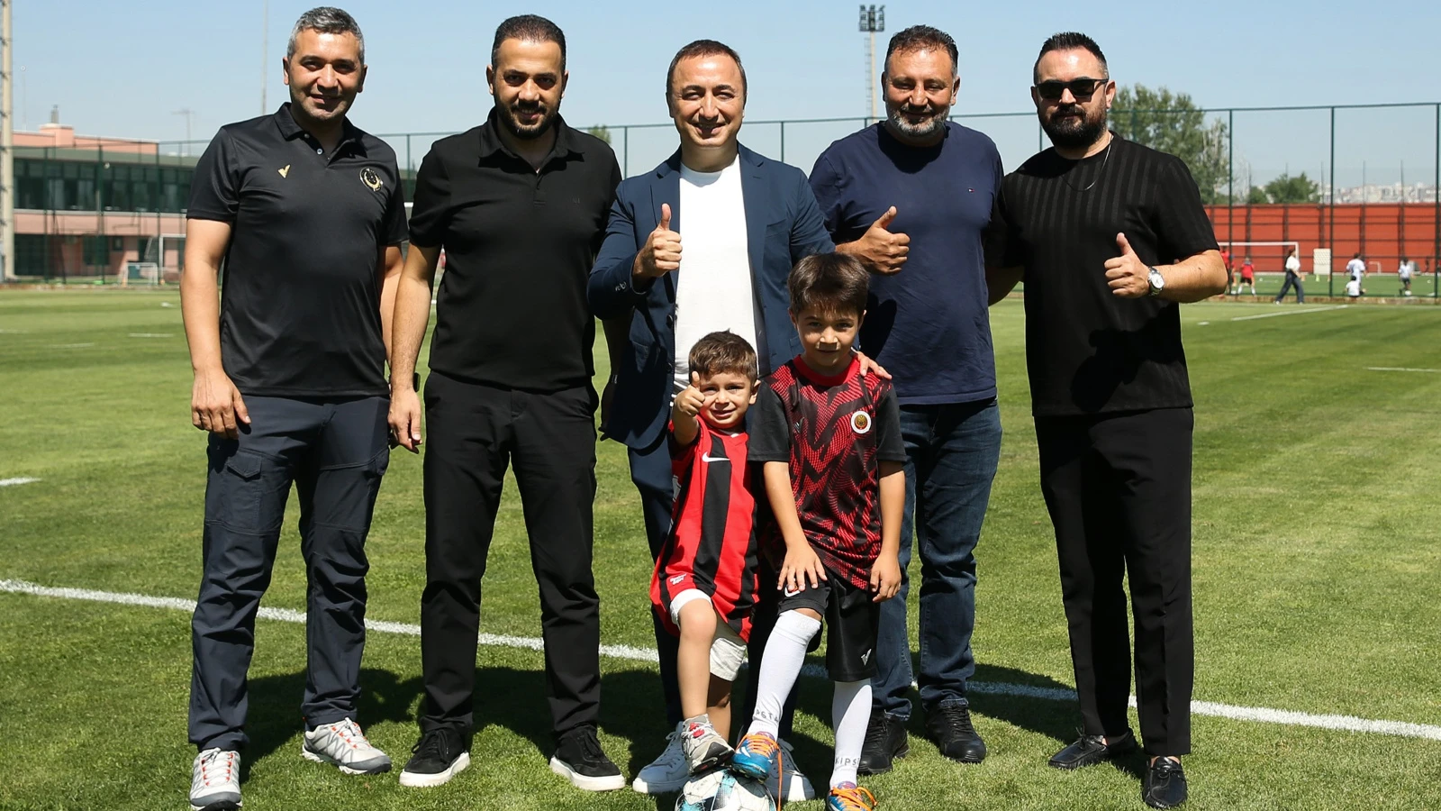 Gençlerbirliği, Fenerbahçe maçında forması çıkarılan minik Göktuğ'u tesislerinde misafir etti