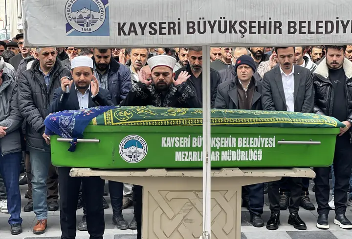 Kızının bıçaklayarak öldürdüğü kadın, toprağa verildi