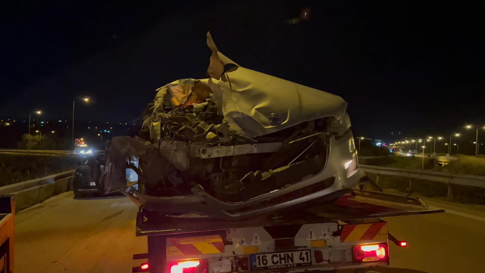 Bursa'da otomobil kamyona çarptı: İki yaralı