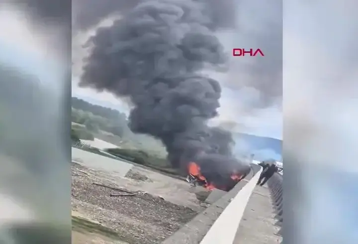 Köprüden Uçan Tır Alev Alev Yandı! Araçtan Atlayan Şoför, Son Anda Kurtuldu...