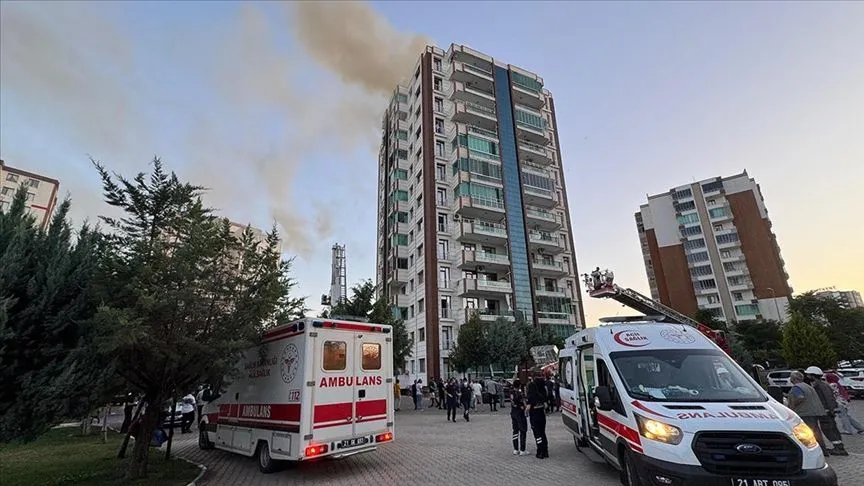 Diyarbakır'da 13 katlı binada çıkan yangın kontrol altına alındı