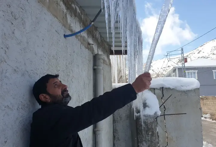 Termometreler eksi 18’i gördü, binalarda 3 metrelik buz sarkıtları oluştu