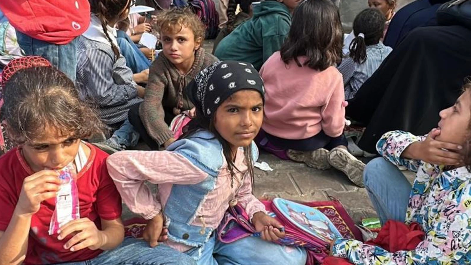Gazze’de çocuklar enkaza dönen okullarda ders başı yaptı
