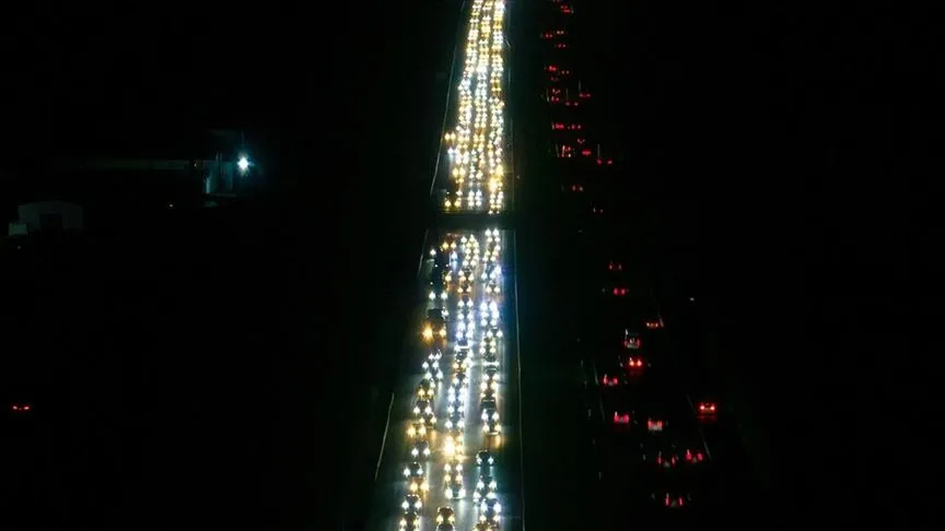 İstanbul ve Ankara'da bayram dönüşü trafik yoğunluğu oluştu
