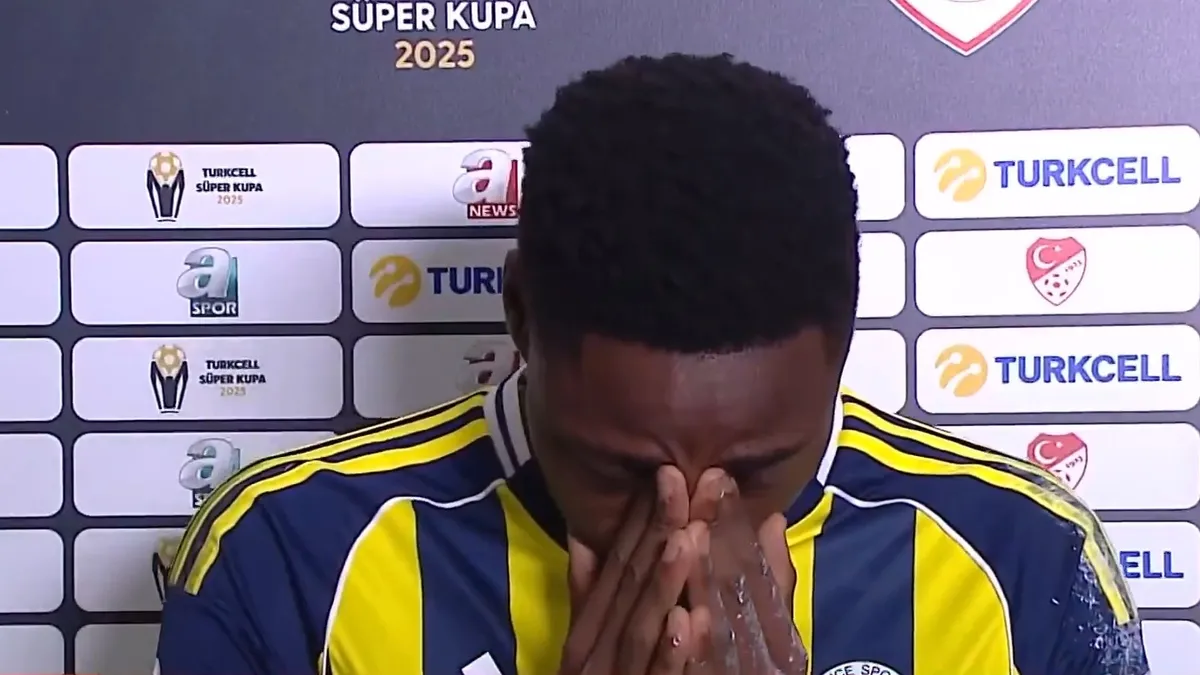 Fenerbahçe'de Musaba gözyaşlarını tutamadı! İşte o anlar
