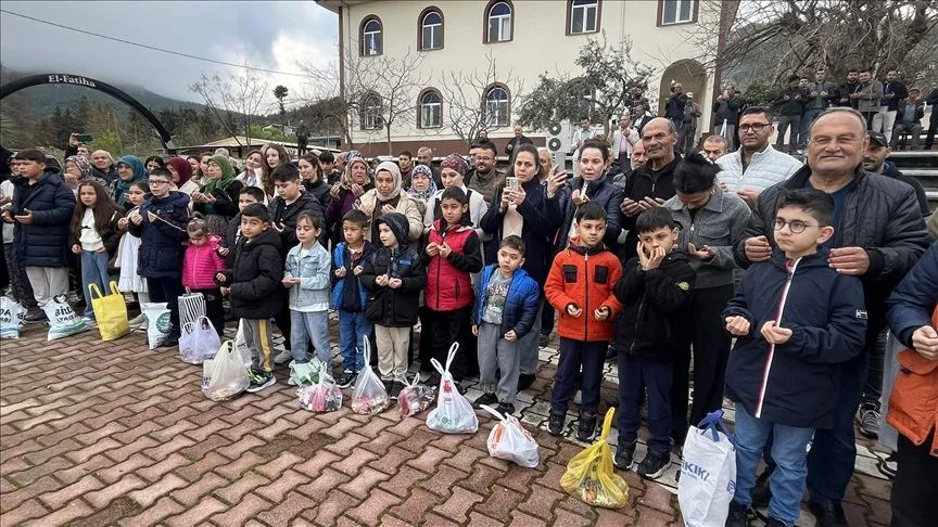 Antalya'da çocuklara bayram şekeri dağıtma geleneği sürdürüldü