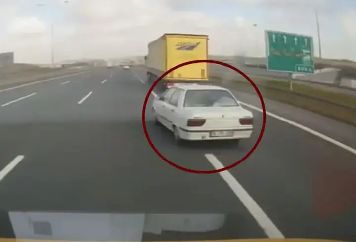 İstanbul'da makas atan sürücünün bariyere çarptığı kaza kamerada