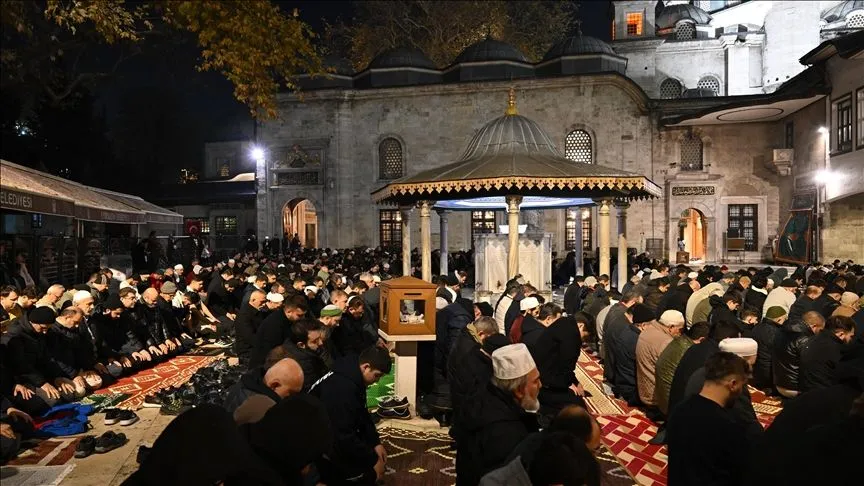 Eyüp Sultan Camisi'nde üç ayların başlaması dolayısıyla dua edildi 