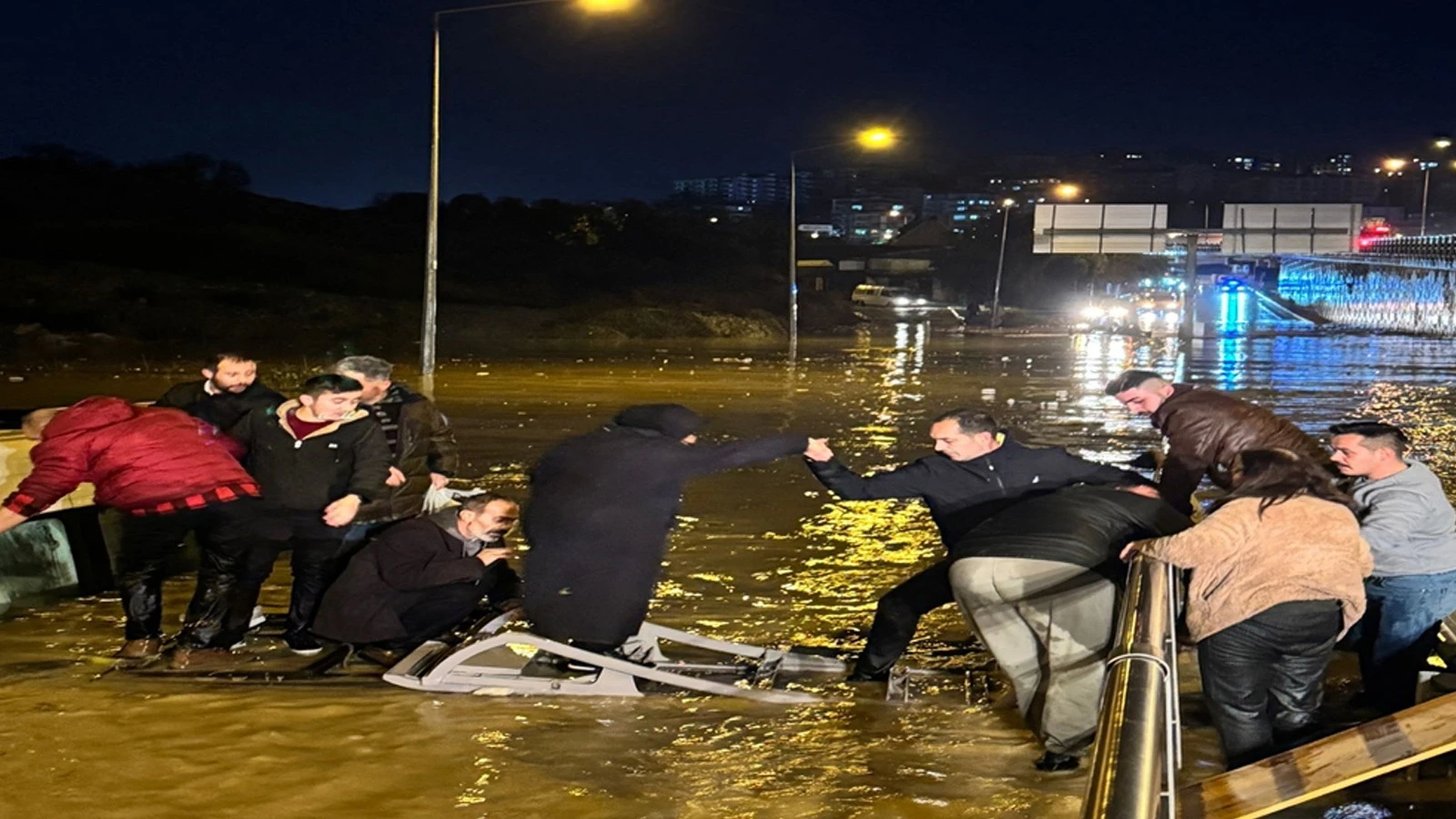 Aydın'da can pazarı: Suya gömülen minibüste mahsur kaldılar