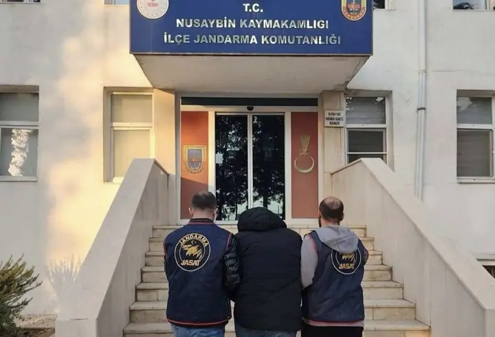 Kargo kutusuna muz ve salatalık koyup dolandıran şüpheli yakalandı
