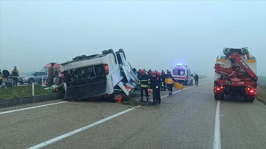 Adana'da devrilen yolcu otobüsündeki 2 kişi hayatını kaybetti, 23 kişi yaralandı