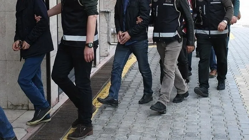 FETÖ'ye yönelik İzmir merkezli operasyonda yakalanan 13 şüpheli tutuklandı