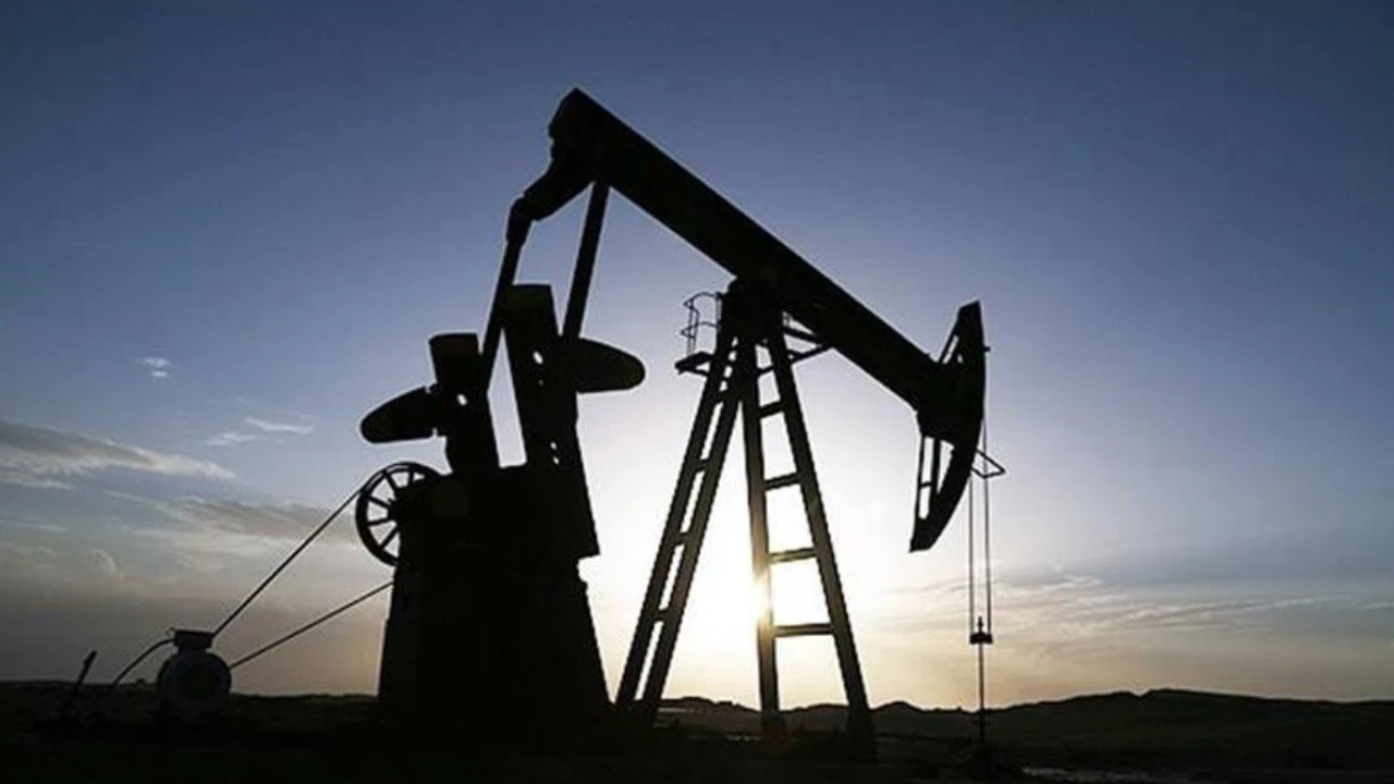 Umman görüşmesi piyasayı rahatlattı: Petrol fiyatları geriledi