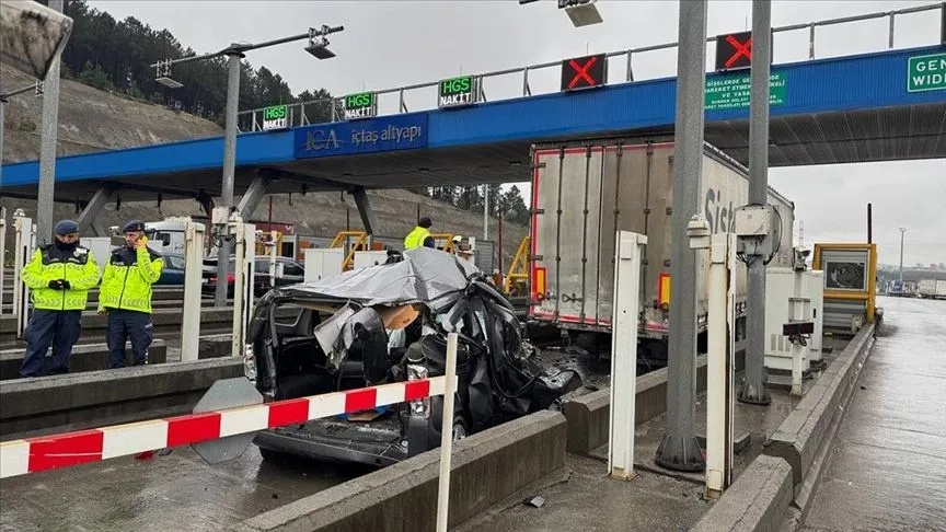 İstanbul'da otoyoldaki gişelerde tıra çarpan aracın sürücüsü ağır yaralandı