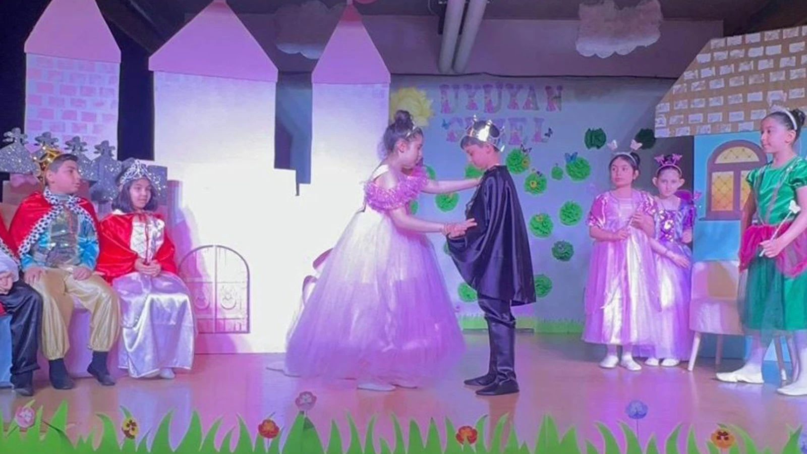 'Uyuyan güzel' adlı tiyatro gösterisi sahnelendi