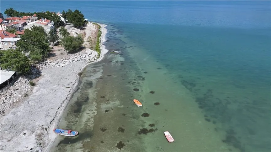 Kuraklığın etkisiyle su seviyesi düşen Eğirdir Gölü dronla görüntülendi