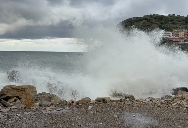 Amasra'da kuvvetli rüzgar; dalga boyu 4 metreye ulaştı