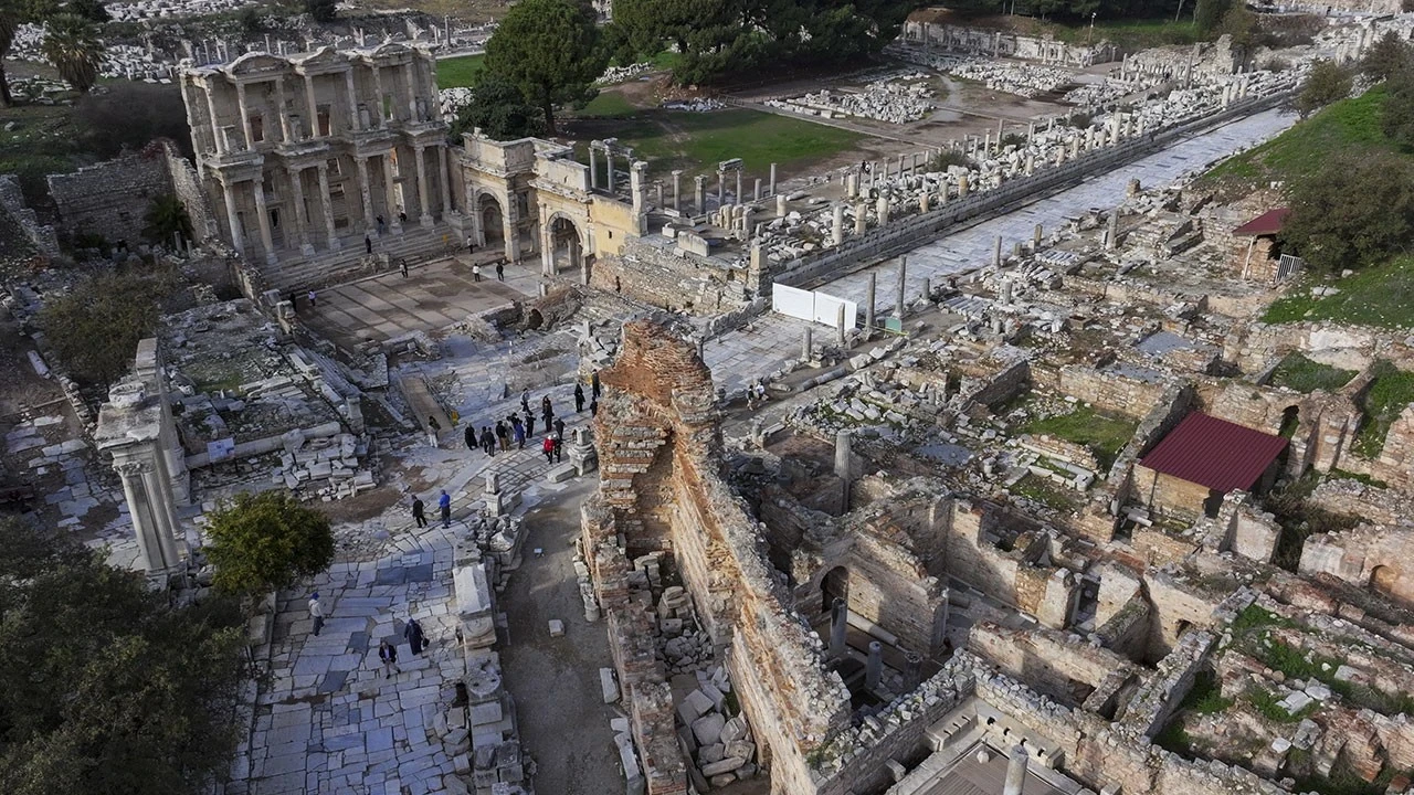 Efes Antik Kenti’nde Serapis tasvirli 2 bin yıllık tütsü kabı bulundu