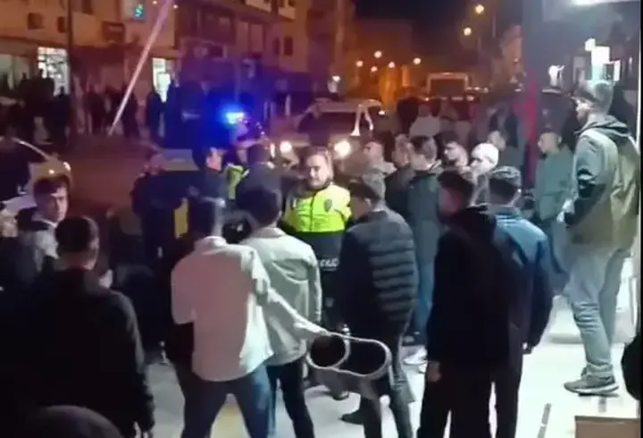 Mardin'de tekmeli, kovalı ve fırçalı kavga kamerada: 3 yaralı 