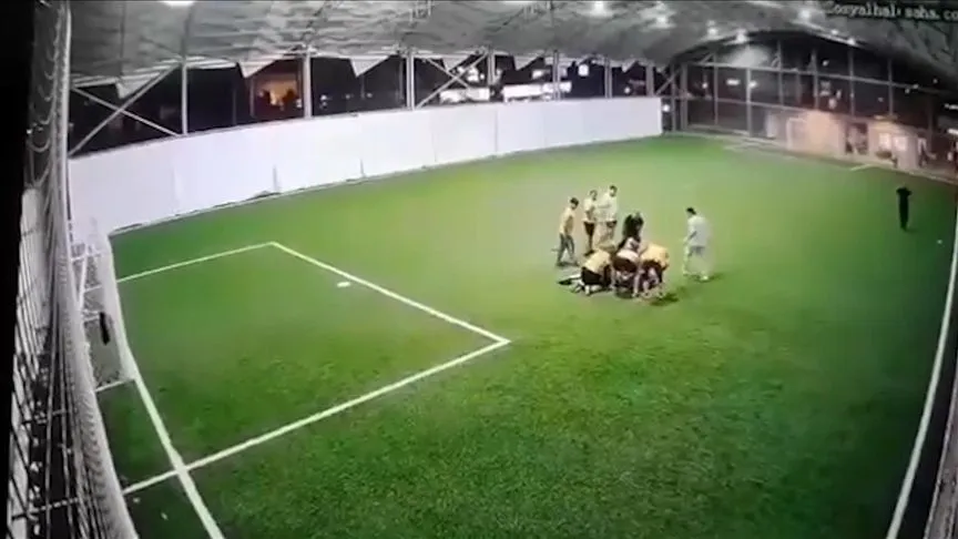 Adana'da halı sahada fenalaşan kişi hayatını kaybetti