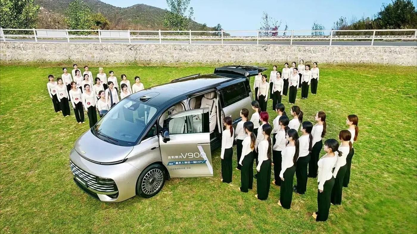 Geely, yeni aracına tam 42 kişiyi sığdırarak Guinness Dünya Rekoru kırdı