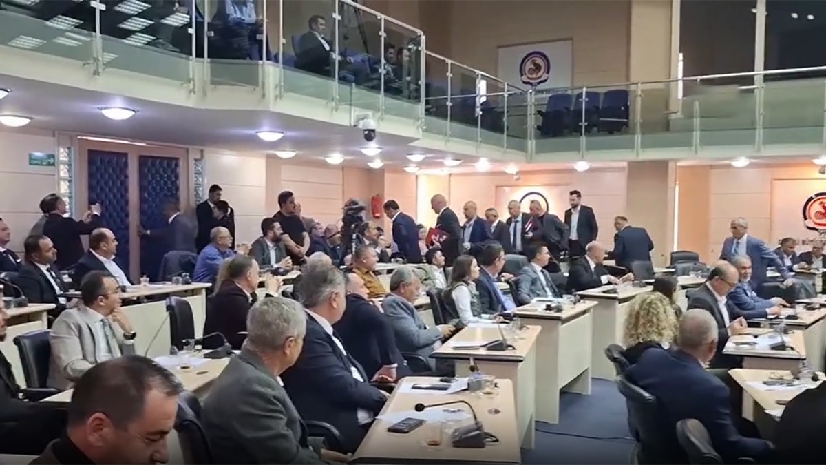 AKP'lileri kızdıran isim değişikliği! Salonu terk ettiler