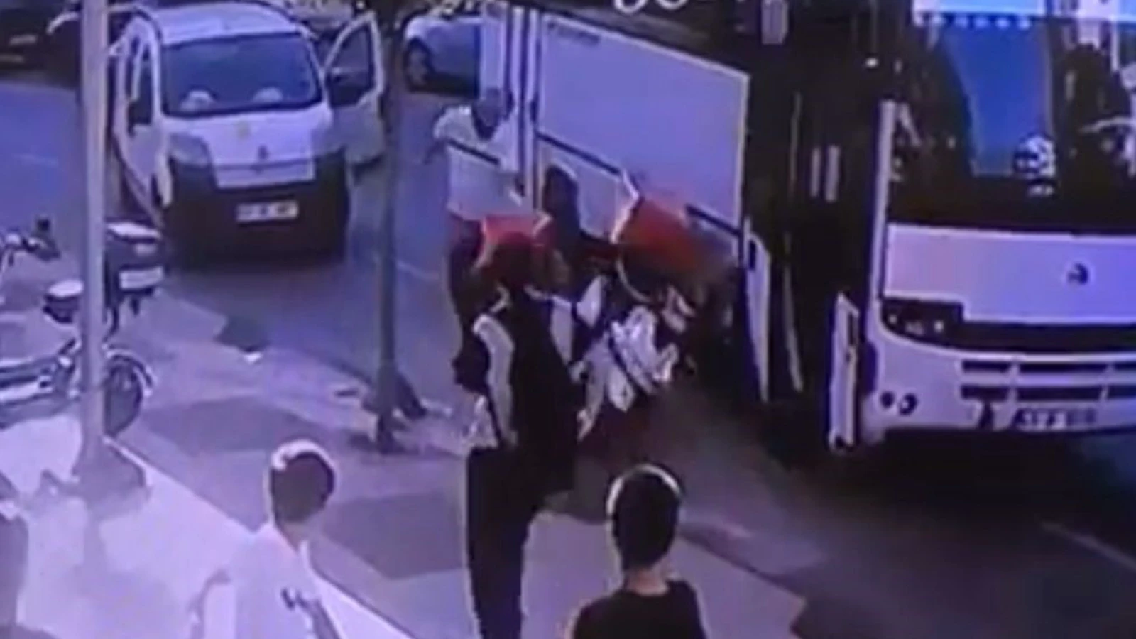 Trafik magandası kuryeye dehşeti yaşattı: O anlar kamerada