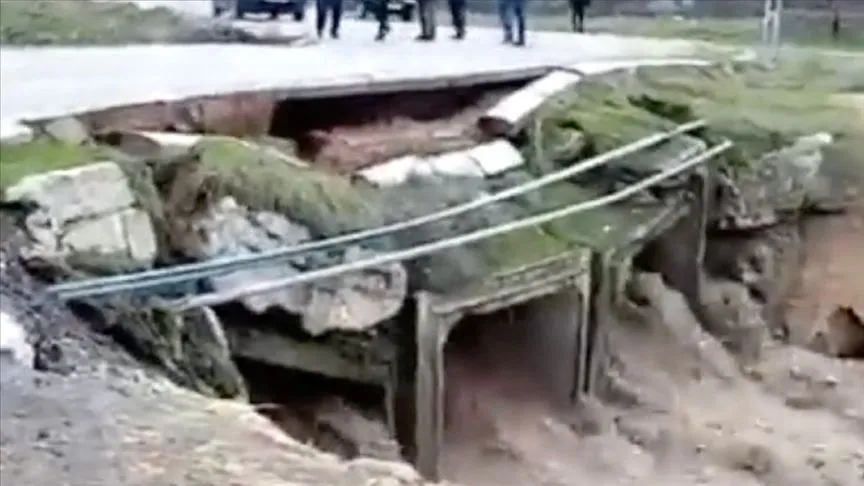 Yozgat'ta sağanak nedeniyle debisi yükselen derenin üzerindeki köprü yıkıldı