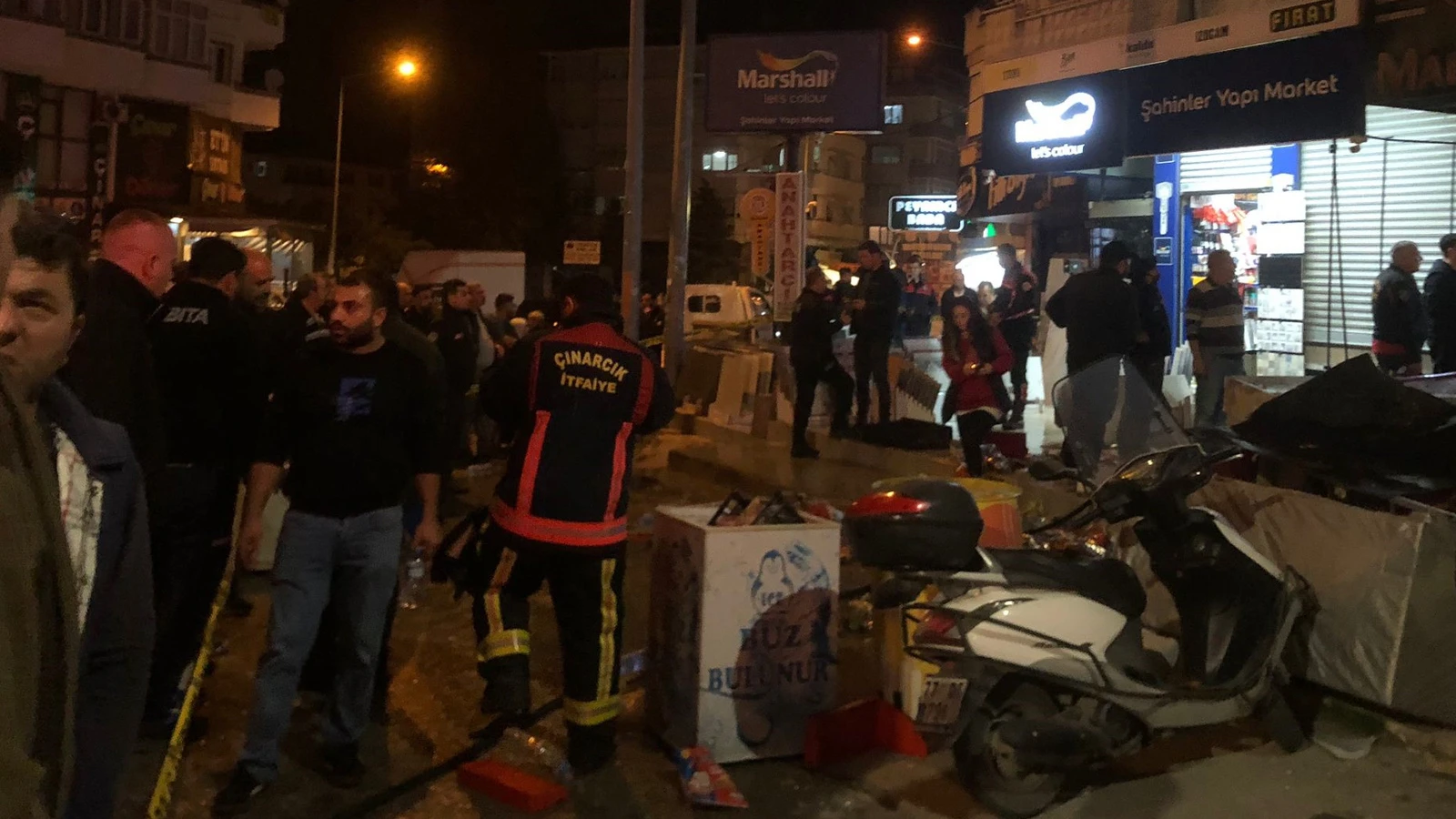 Yalova'da ailesine ait tekel bayisini benzin döküp ateşe verdi: 2 yaralı