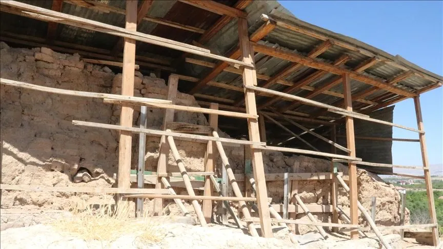 Depremde hasar alan Arslantepe Höyüğü'ndeki kale duvarları onarılıyor